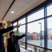 谢丽尔·布朗·亨德森和鲍比·斯普林格指着埃伯哈德中心的一扇窗户